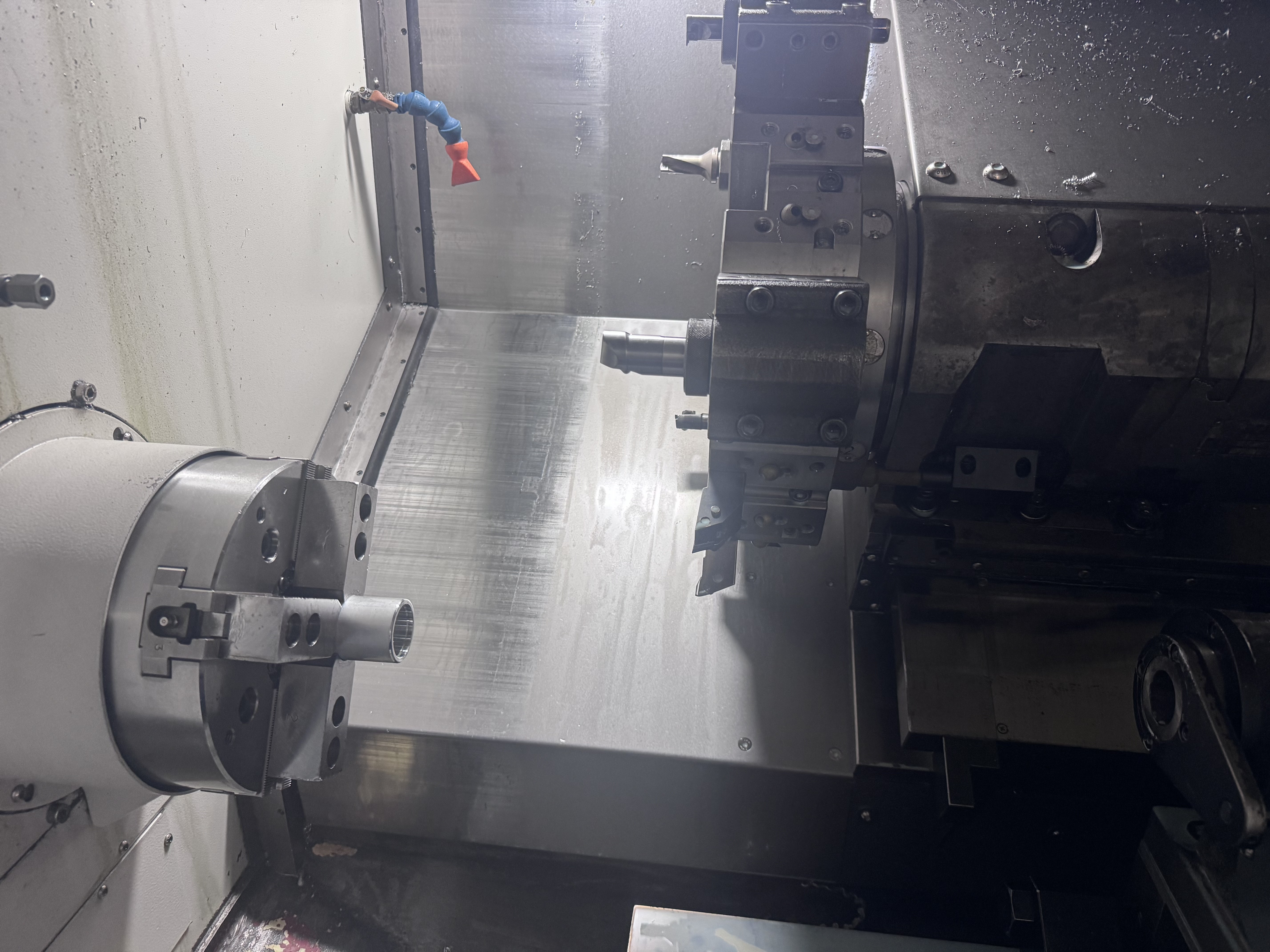 鼎貿廠內的 CNC 車床夾頭與刀塔設備